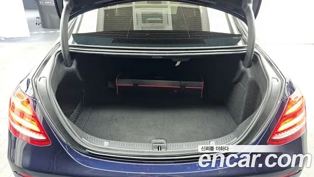 2019 Mercedes-Benz E-Class W213 E300 Avantgarde Sold VIN WDDZF4JB9KA555495 – trunk area 2019 Mercedes-Benz E-Class W213 E300 Avantgarde Sold VIN WDDZF4JB9KA555495 – trunk area