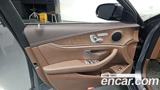 2017 Mercedes-Benz E-Class W213 E300 4MATIC Exclusive Sold VIN WDDZF4KB9HA251185 – trunk area 2017 Mercedes-Benz E-Class W213 E300 4MATIC Exclusive Sold VIN WDDZF4KB9HA251185 – trunk area