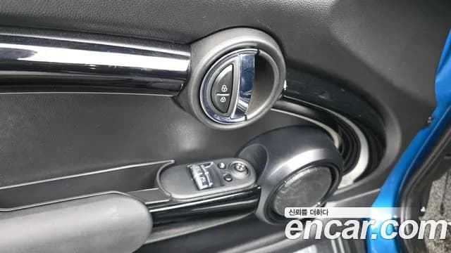 2024 Mini Cooper Electric SE Electric Sold VIN WMW11DJ00R2U51015 – interior seats 2024 Mini Cooper Electric SE Electric Sold VIN WMW11DJ00R2U51015 – interior seats