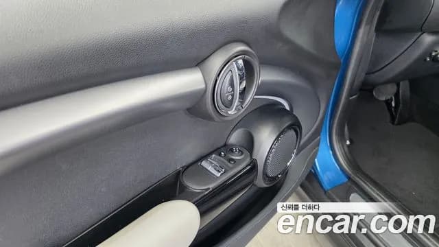 2022 Mini Cooper Electric Gen ZE Edition Sold VIN WMW11DJ01N2S30601 – interior seats 2022 Mini Cooper Electric Gen ZE Edition Sold VIN WMW11DJ01N2S30601 – interior seats