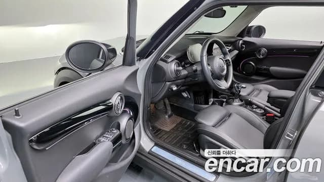 2022 Mini Cooper 5-Door Classic Plus Sold VIN WMW41DK00N2R67686 – trunk area 2022 Mini Cooper 5-Door Classic Plus Sold VIN WMW41DK00N2R67686 – trunk area