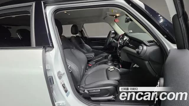 2024 Mini Cooper 5Door Classic Sold VIN WMW41DK01R2U79370 – exterior detail 2024 Mini Cooper 5Door Classic Sold VIN WMW41DK01R2U79370 – exterior detail