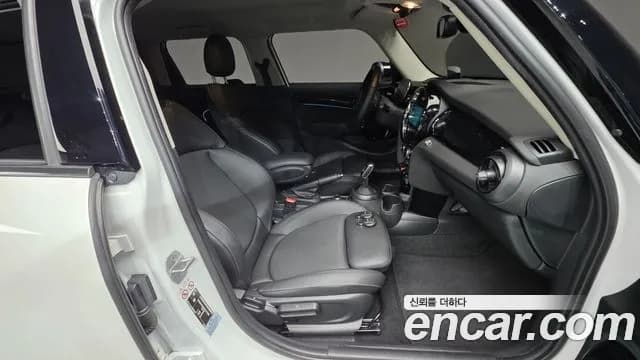 2023 Mini Cooper 5Door Classic Sold VIN WMW41DK04P2U17085 – interior seats 2023 Mini Cooper 5Door Classic Sold VIN WMW41DK04P2U17085 – interior seats