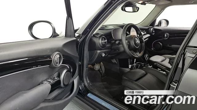 2023 Mini Cooper 5Door Classic Sold VIN WMW41DK07P2T71185 – trunk area 2023 Mini Cooper 5Door Classic Sold VIN WMW41DK07P2T71185 – trunk area