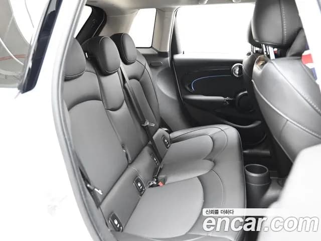 2023 Mini Cooper 5Door Classic Sold VIN WMW41DK09P2U25666 – interior seats 2023 Mini Cooper 5Door Classic Sold VIN WMW41DK09P2U25666 – interior seats