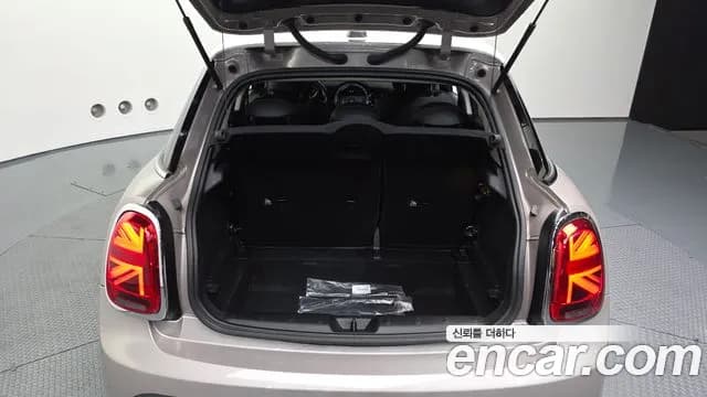2024 Mini Cooper 5Door Classic Sold VIN WMW41DK09R2V41825 – exterior detail 2024 Mini Cooper 5Door Classic Sold VIN WMW41DK09R2V41825 – exterior detail