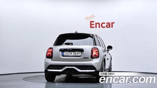 2022 Mini Cooper S 5Door Classic Launch Pack Sold VIN WMW61DK05N2R18038 – front exterior 2022 Mini Cooper S 5Door Classic Launch Pack Sold VIN WMW61DK05N2R18038 – front exterior