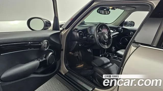 2022 Mini Cooper S 5Door Classic Launch Pack Sold VIN WMW61DK05N2R18038 – side profile 2022 Mini Cooper S 5Door Classic Launch Pack Sold VIN WMW61DK05N2R18038 – side profile