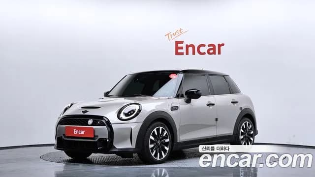 2022 Mini Cooper S 5Door Classic Launch Pack Sold VIN WMW61DK05N2R18038 – exterior detail 2022 Mini Cooper S 5Door Classic Launch Pack Sold VIN WMW61DK05N2R18038 – exterior detail