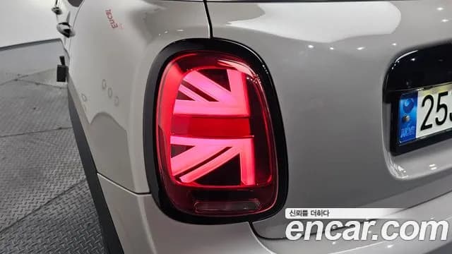 2022 Mini Cooper S 5Door Classic Launch Pack Sold VIN WMW61DK05N2R18038 – photo 26 2022 Mini Cooper S 5Door Classic Launch Pack Sold VIN WMW61DK05N2R18038 – photo 26