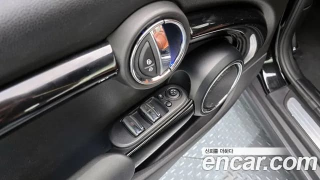 2017 Mini Cooper S Convertible Standard Sold VIN WMWWG9103H3A89288 – interior seats 2017 Mini Cooper S Convertible Standard Sold VIN WMWWG9103H3A89288 – interior seats