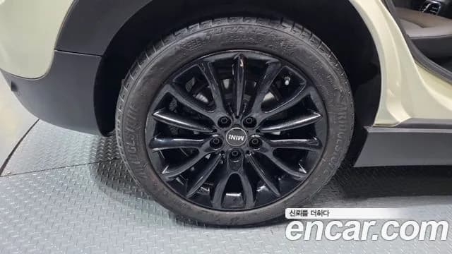 2021 Mini Cooper Clubman High Sold VIN WMWXJ3105M2N30001 – exterior detail 2021 Mini Cooper Clubman High Sold VIN WMWXJ3105M2N30001 – exterior detail