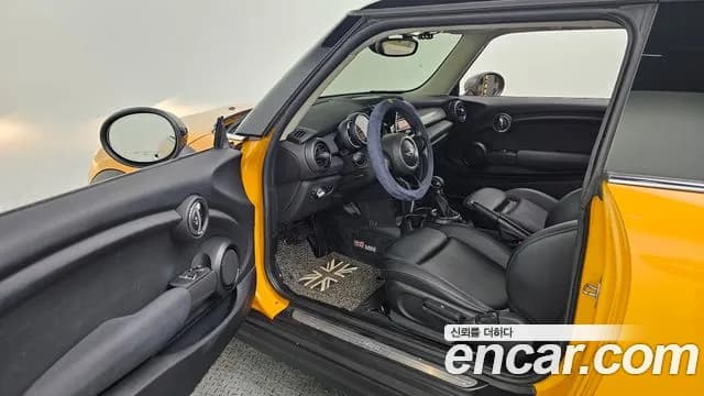 2017 Mini Cooper Standard Sold VIN WMWXP5102H2E38492 – interior seats 2017 Mini Cooper Standard Sold VIN WMWXP5102H2E38492 – interior seats