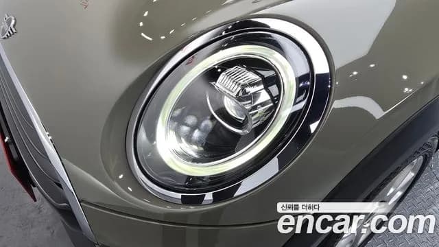 2020 Mini Cooper Standard Sold VIN WMWXR7105L2N15402 – exterior detail 2020 Mini Cooper Standard Sold VIN WMWXR7105L2N15402 – exterior detail