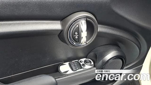 2020 Mini Cooper Standard Sold VIN WMWXR7108L2M45300 – exterior detail 2020 Mini Cooper Standard Sold VIN WMWXR7108L2M45300 – exterior detail
