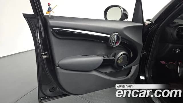 2018 Mini Cooper 5Door Standard Sold VIN WMWXU1100J2G06069 – exterior detail 2018 Mini Cooper 5Door Standard Sold VIN WMWXU1100J2G06069 – exterior detail