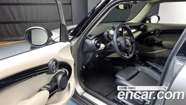 2018 Mini Cooper 5Door Standard Sold VIN WMWXU1107J2G06084 – exterior detail 2018 Mini Cooper 5Door Standard Sold VIN WMWXU1107J2G06084 – exterior detail