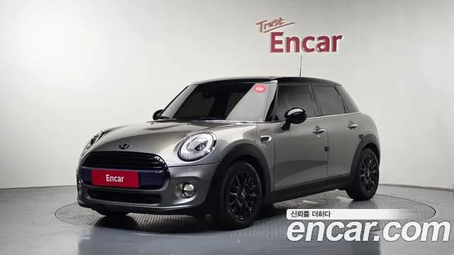 2018 Mini Cooper 5Door Standard Sold VIN WMWXU1107J2G06084 – trunk area 2018 Mini Cooper 5Door Standard Sold VIN WMWXU1107J2G06084 – trunk area
