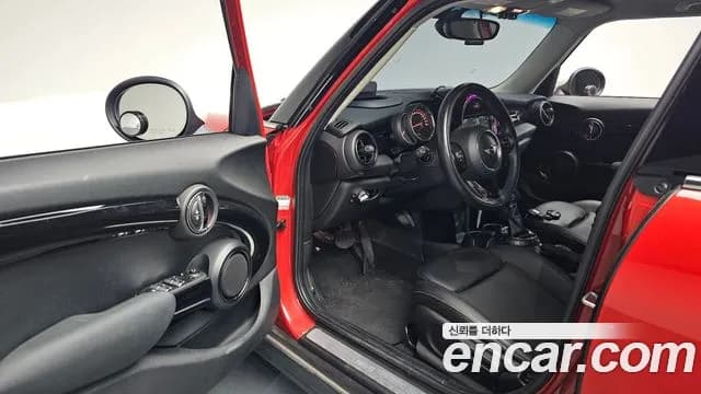 2018 Mini Cooper 5Door HIGH Sold VIN WMWXU1108J2G05977 – trunk area 2018 Mini Cooper 5Door HIGH Sold VIN WMWXU1108J2G05977 – trunk area