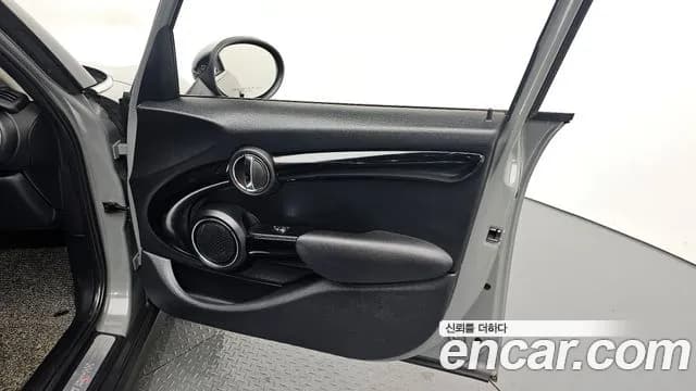 2018 Mini Cooper S 5Door Standard Sold VIN WMWXU3106J2D46935 – interior seats 2018 Mini Cooper S 5Door Standard Sold VIN WMWXU3106J2D46935 – interior seats