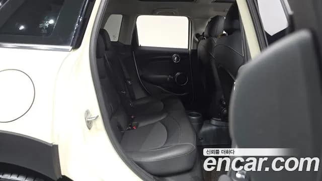 2021 Mini Cooper 5Door HIGH Sold VIN WMWXV7101M2N94306 – interior seats 2021 Mini Cooper 5Door HIGH Sold VIN WMWXV7101M2N94306 – interior seats