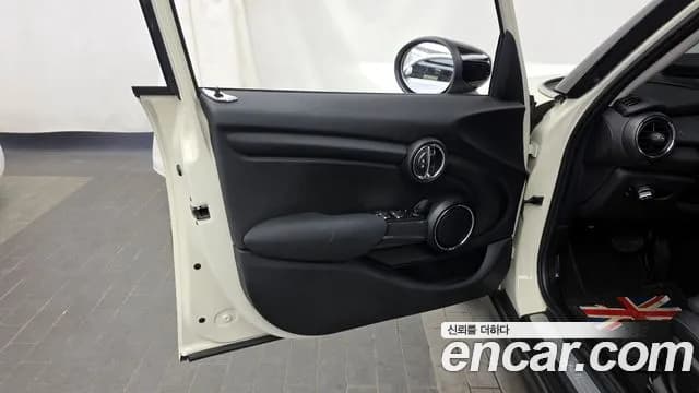 2021 Mini Cooper 5Door HIGH Sold VIN WMWXV7101M2N94516 – exterior detail 2021 Mini Cooper 5Door HIGH Sold VIN WMWXV7101M2N94516 – exterior detail