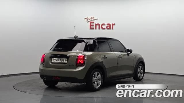 2020 Mini Cooper 5Door Standard Sold VIN WMWXV7102L2M58071 – trunk area 2020 Mini Cooper 5Door Standard Sold VIN WMWXV7102L2M58071 – trunk area