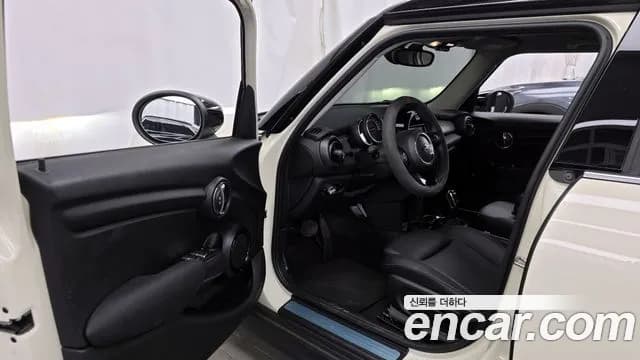 2020 Mini Cooper 5Door Standard Sold VIN WMWXV7107L2M72581 – trunk area 2020 Mini Cooper 5Door Standard Sold VIN WMWXV7107L2M72581 – trunk area