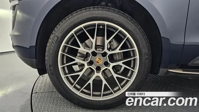 2018 Porsche Macan 2.0 Sold VIN WP1AA2950JLB23243 – exterior detail 2018 Porsche Macan 2.0 Sold VIN WP1AA2950JLB23243 – exterior detail