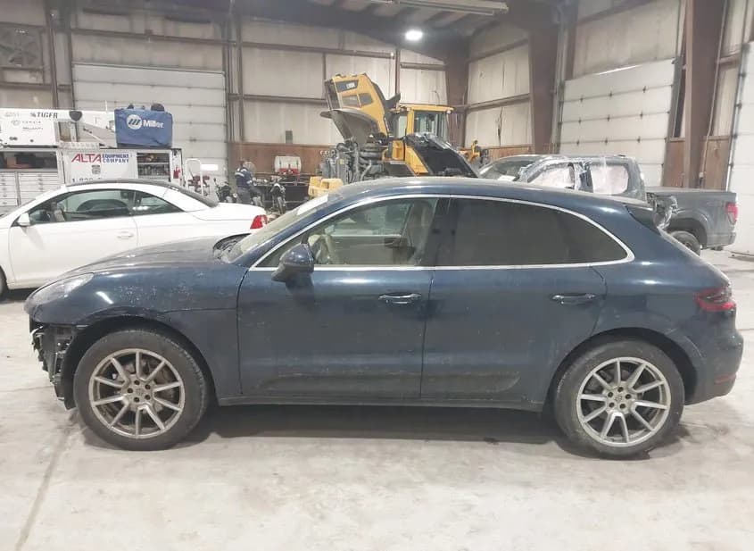 2015 PORSCHE Macan Used VIN WP1AB2A54FLB58092 – trunk area 2015 PORSCHE Macan Used VIN WP1AB2A54FLB58092 – trunk area