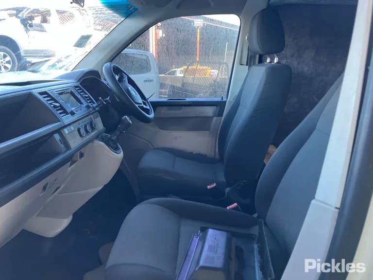 2016 Volkswagen Transporter Used VIN WV1ZZZ7HZGH085843 – rear exterior 2016 Volkswagen Transporter Used VIN WV1ZZZ7HZGH085843 – rear exterior