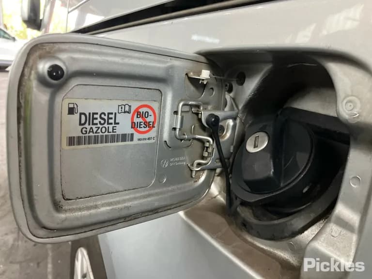 2015 Volkswagen Caddy Used VIN WV2ZZZ2KZFX110198 – exterior detail 2015 Volkswagen Caddy Used VIN WV2ZZZ2KZFX110198 – exterior detail