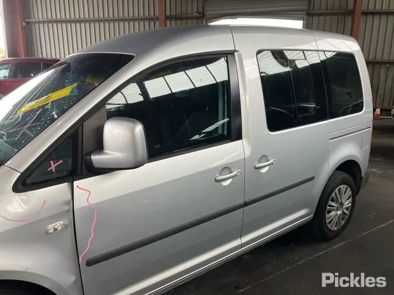 2015 Volkswagen Caddy Used VIN WV2ZZZ2KZFX110198 – undercarriage 2015 Volkswagen Caddy Used VIN WV2ZZZ2KZFX110198 – undercarriage