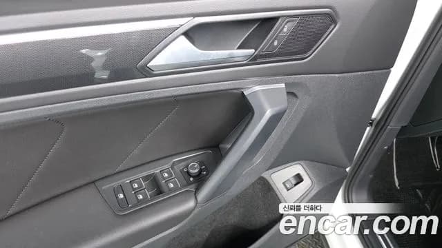 2023 Volkswagen Tiguan 2nd Gen 2.0 TDI Premium Sold VIN WVGZZZ5N7PW033585 – exterior detail 2023 Volkswagen Tiguan 2nd Gen 2.0 TDI Premium Sold VIN WVGZZZ5N7PW033585 – exterior detail
