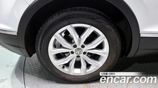 2020 Volkswagen Tiguan 2nd Gen 2.0 TDI Premium Sold VIN WVGZZZ5NZLW356893 – interior seats 2020 Volkswagen Tiguan 2nd Gen 2.0 TDI Premium Sold VIN WVGZZZ5NZLW356893 – interior seats