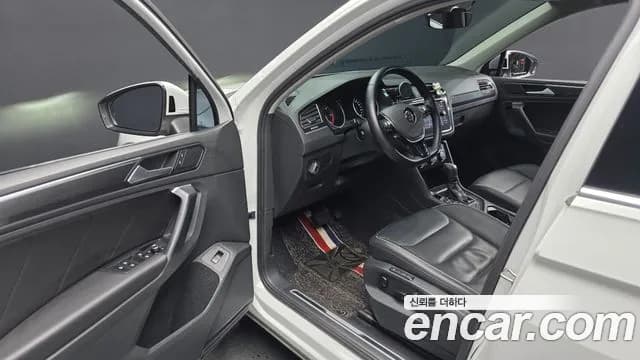 2020 Volkswagen Tiguan 2nd Gen 2.0 TDI Premium Sold VIN WVGZZZ5NZLW394079 – interior seats 2020 Volkswagen Tiguan 2nd Gen 2.0 TDI Premium Sold VIN WVGZZZ5NZLW394079 – interior seats