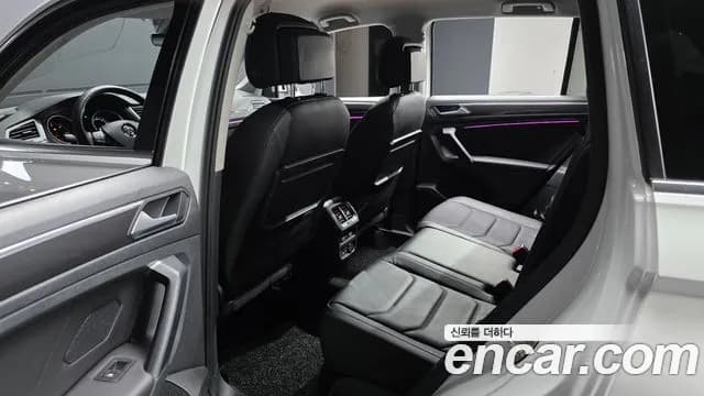 2020 Volkswagen Tiguan 2nd Gen 2.0 TDI Premium Sold VIN WVGZZZ5NZLW398134 – trunk area 2020 Volkswagen Tiguan 2nd Gen 2.0 TDI Premium Sold VIN WVGZZZ5NZLW398134 – trunk area