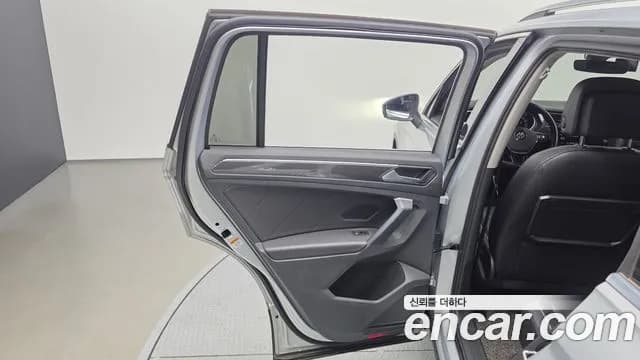 2020 Volkswagen Tiguan 2nd Gen 2.0 TDI Premium Sold VIN WVGZZZ5NZLW861196 – photo 20 2020 Volkswagen Tiguan 2nd Gen 2.0 TDI Premium Sold VIN WVGZZZ5NZLW861196 – photo 20