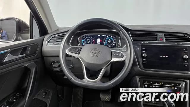 2022 Volkswagen Tiguan 2nd Gen 2.0 TDI Premium Sold VIN WVGZZZ5NZNW008770 – exterior detail 2022 Volkswagen Tiguan 2nd Gen 2.0 TDI Premium Sold VIN WVGZZZ5NZNW008770 – exterior detail