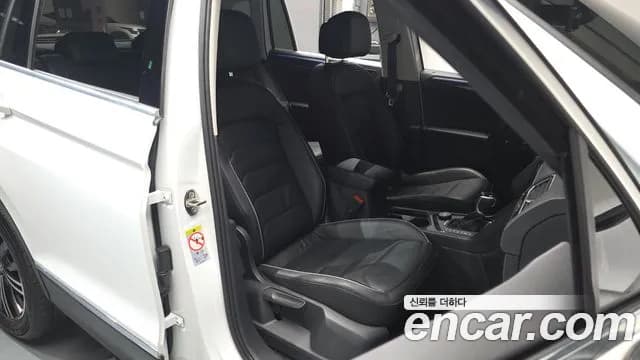 2022 Volkswagen Tiguan 2nd Gen 2.0 TDI 4-Motion Premium Sold VIN WVGZZZ5NZNW009031 – interior seats 2022 Volkswagen Tiguan 2nd Gen 2.0 TDI 4-Motion Premium Sold VIN WVGZZZ5NZNW009031 – interior seats