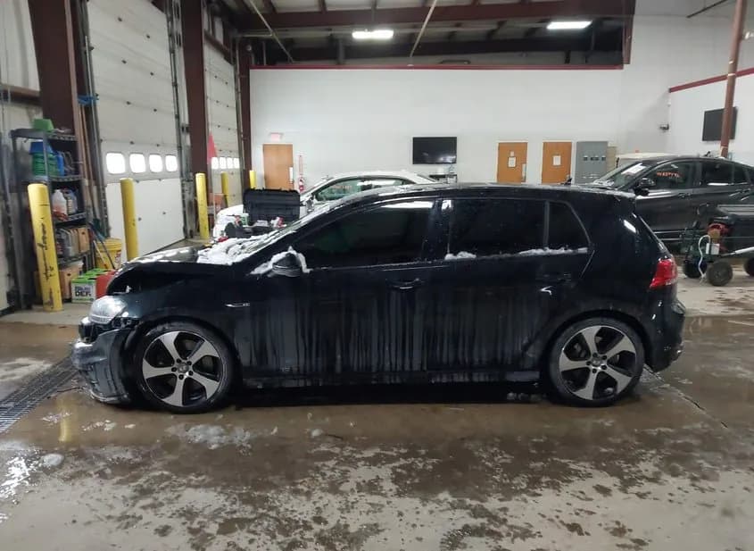 2016 VOLKSWAGEN Golf R Used VIN WVWLF7AU1GW236153 – rear exterior 2016 VOLKSWAGEN Golf R Used VIN WVWLF7AU1GW236153 – rear exterior