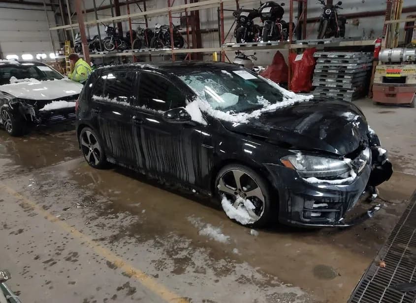 2016 VOLKSWAGEN Golf R Used VIN WVWLF7AU1GW236153 – interior seats 2016 VOLKSWAGEN Golf R Used VIN WVWLF7AU1GW236153 – interior seats