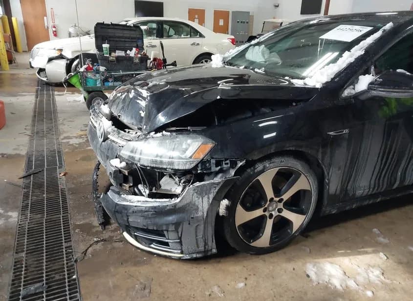 2016 VOLKSWAGEN Golf R Used VIN WVWLF7AU1GW236153 – exterior detail 2016 VOLKSWAGEN Golf R Used VIN WVWLF7AU1GW236153 – exterior detail