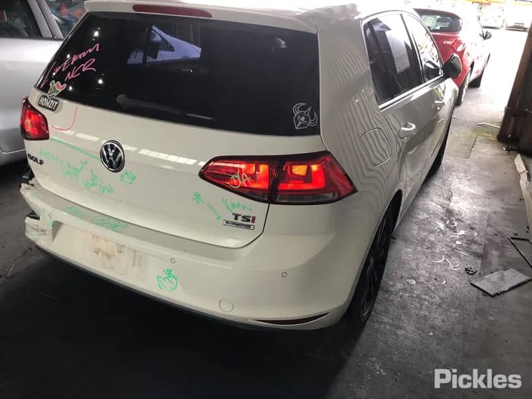 2015 Volkswagen Golf Used VIN WVWZZZAUZFP045676 – undercarriage 2015 Volkswagen Golf Used VIN WVWZZZAUZFP045676 – undercarriage