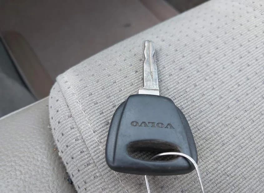 2004 VOLVO XC90 Used VIN YV1CN59H241084546 – trunk area 2004 VOLVO XC90 Used VIN YV1CN59H241084546 – trunk area