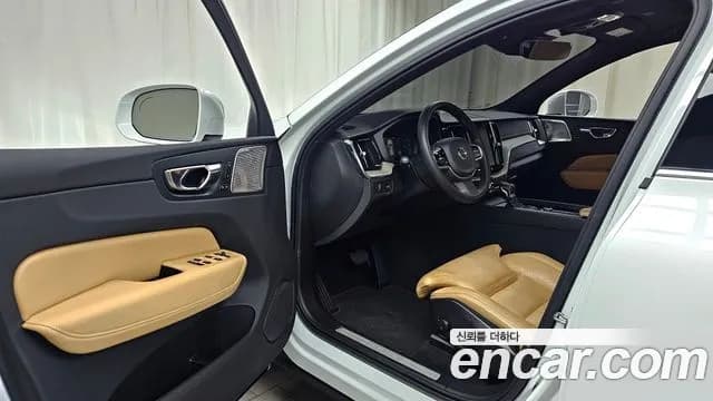 2019 Volvo XC60 2nd Gen T6 Inscription Sold VIN YV1UZA22CK1329050 – rear exterior 2019 Volvo XC60 2nd Gen T6 Inscription Sold VIN YV1UZA22CK1329050 – rear exterior