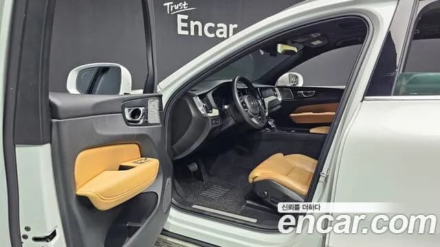 2020 Volvo XC60 2nd Gen T6 Inscription Sold VIN YV1UZA22CL1560752 – rear exterior 2020 Volvo XC60 2nd Gen T6 Inscription Sold VIN YV1UZA22CL1560752 – rear exterior