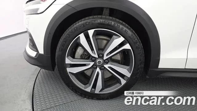 2021 Volvo V60 Cross Country 2nd Gen B5 Pro AWD Sold VIN YV1ZZL12CM1065446 – side profile 2021 Volvo V60 Cross Country 2nd Gen B5 Pro AWD Sold VIN YV1ZZL12CM1065446 – side profile