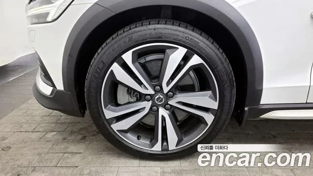 2021 Volvo V60 Cross Country 2nd Gen B5 Pro AWD Sold VIN YV1ZZL12CM1069679 – front exterior 2021 Volvo V60 Cross Country 2nd Gen B5 Pro AWD Sold VIN YV1ZZL12CM1069679 – front exterior