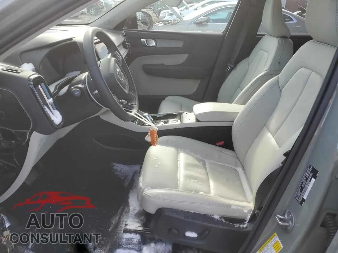2025 VOLVO XC40 PLUS Damaged VIN YV4L12UC5S2484021 – exterior detail 2025 VOLVO XC40 PLUS Damaged VIN YV4L12UC5S2484021 – exterior detail